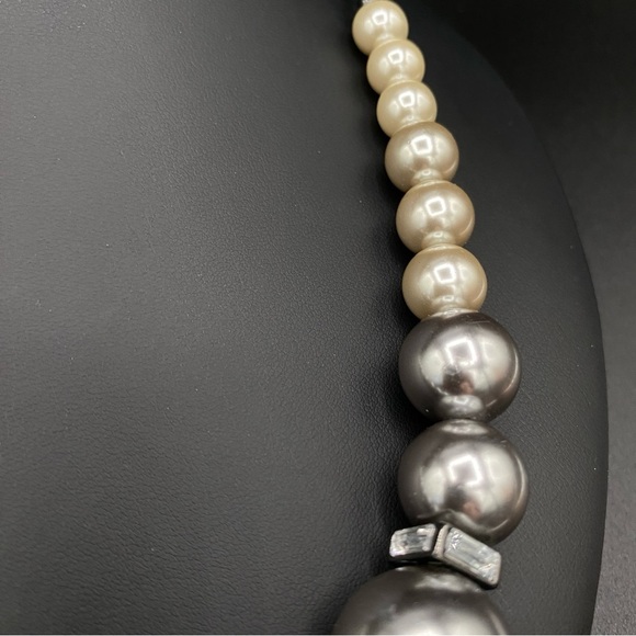 Chunky Graduated Faux Pearl Beaded Necklace in Cream and Gunmetal Grey Rolo - Picture 5 of 11